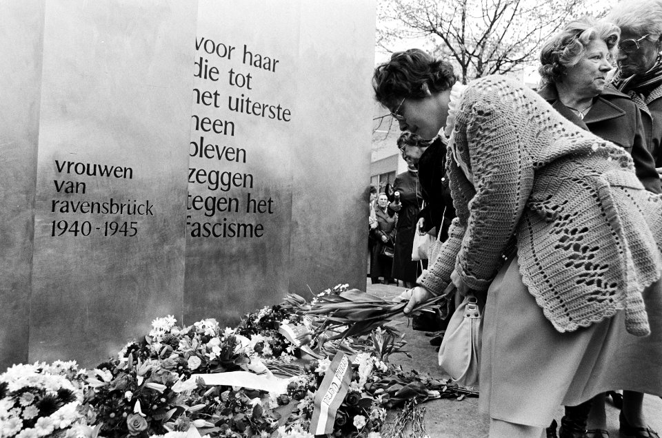 Herdenking bevrijding Ravensbrück bij Ravensbrück-monument op het Museumplein in, Bestanddeelnr 932-1193
