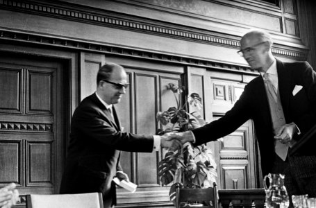 Herdenking 50-jarig bestaan Nederlands Kanker Instituut Uitreiking ridderorde aa, Bestanddeelnr 915-5096