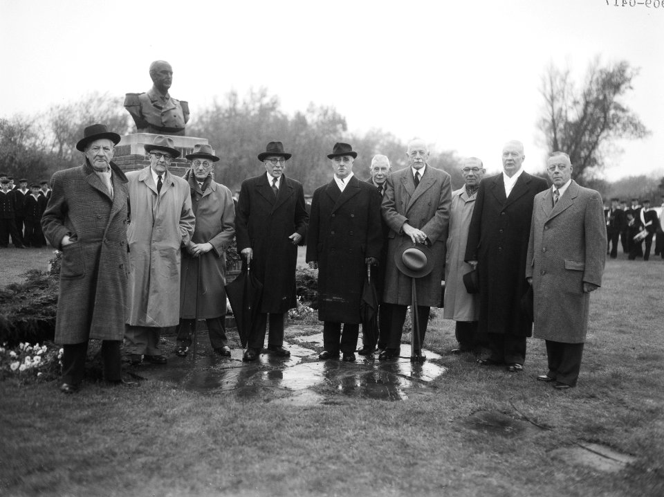 Herdenking 50 jarig bestaan KNvVL op Valkenburg. Van links naar rechts M. van M, Bestanddeelnr 909-0417