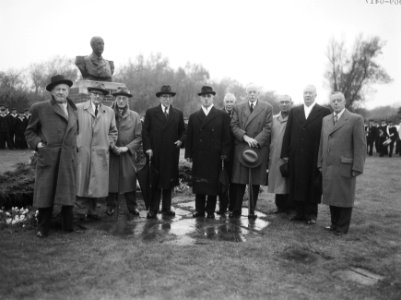 Herdenking 50 jarig bestaan KNvVL op Valkenburg. Van links naar rechts M. van M, Bestanddeelnr 909-0417
