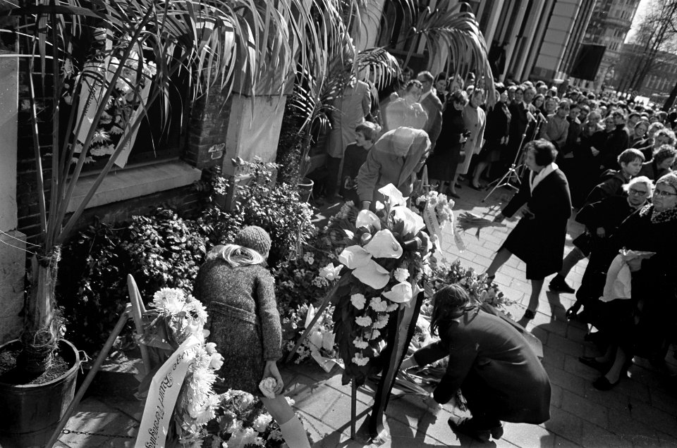 Herdenking aanslag op Bevolkingsregister. Overzicht kranslegging 25 jaar geleden, Bestanddeelnr 921-1991