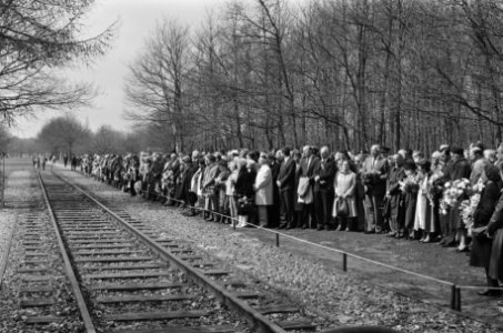 Herdenking bevrijding voormalig kamp Westerbork 40 jaar geleden twee minuten st, Bestanddeelnr 933-3003