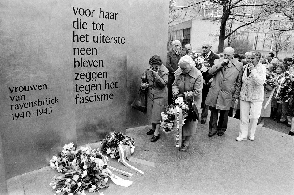 Herdenking bevrijding Ravensbrück bij Ravensbrück-monument op het Museumplein in, Bestanddeelnr 932-1194