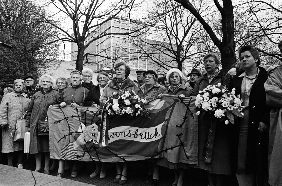 Herdenking 40-jarige bevrijding van het kamp Ravensbrück vrouwen tijdens herden, Bestanddeelnr 933-3079
