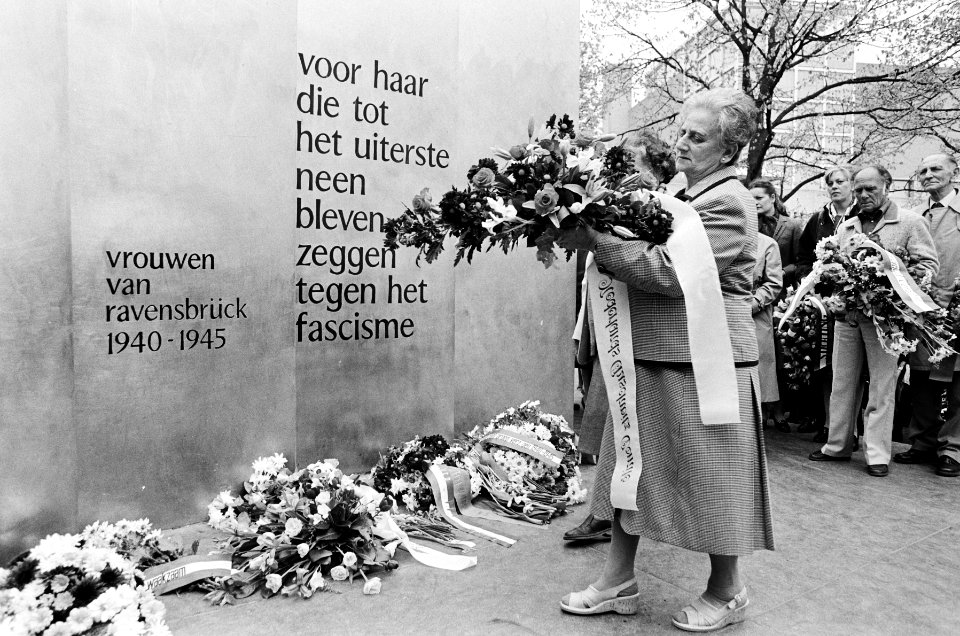 Herdenking bevrijding Ravensbrück bij Ravensbrück-monument op het Museumplein in, Bestanddeelnr 932-1191