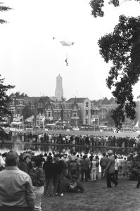 Herdenking 40e verjaardag Slag om Arnhem paras worden gedropt boven Arnhem (to, Bestanddeelnr 933-0718