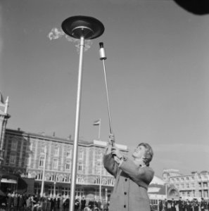 Herdenking 50 jaar bestaan NOC, Sjoukje Dijkstra ontstak het Olympisch vuur, Bestanddeelnr 914-5173