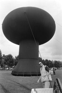 Herdenking atoombom Hiroshima kunstenaar Lee Waisler met opblaasbare atoomwolk, Bestanddeelnr 933-3926