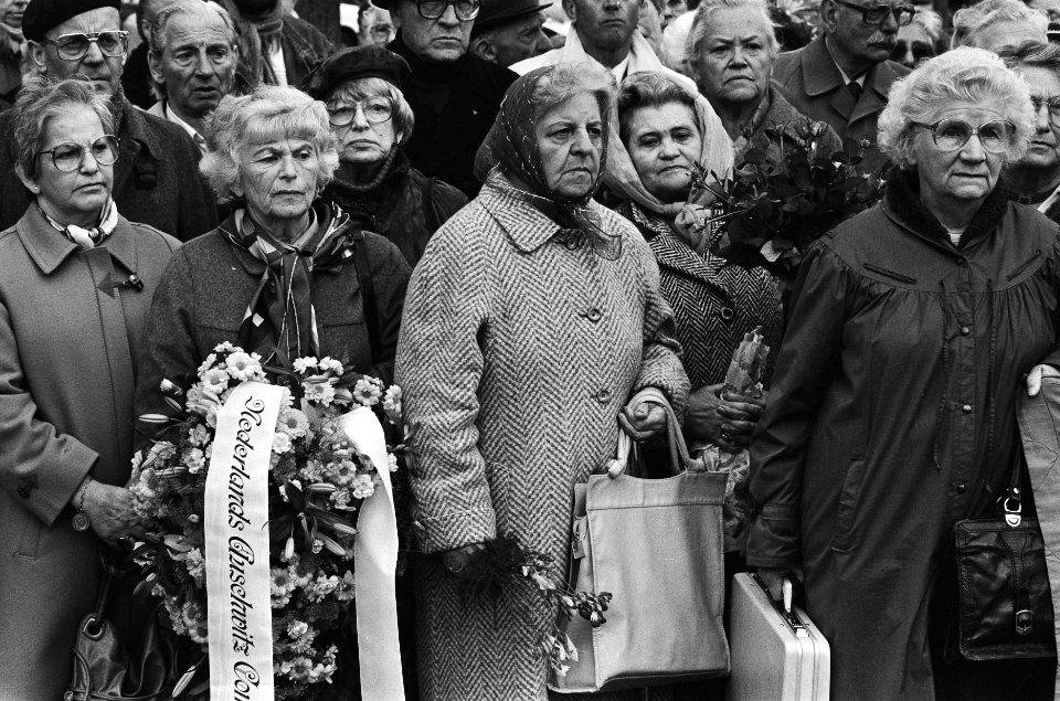 Herdenking 40-jarige bevrijding van het kamp Ravensbrück vrouwen tijdens herden, Bestanddeelnr 933-3080