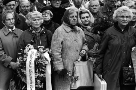 Herdenking 40-jarige bevrijding van het kamp Ravensbrück vrouwen tijdens herden, Bestanddeelnr 933-3080
