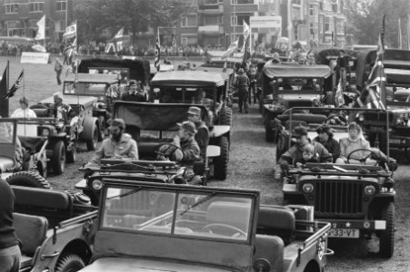 Herdenking 40e verjaardag Slag om Arnhem oude legervoertuigen van Keep them R, Bestanddeelnr 933-0721