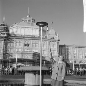 Herdenking 50 jaar bestaan NOC, Sjoukje Dijkstra ontstak het Olympisch vuur, Bestanddeelnr 914-5175