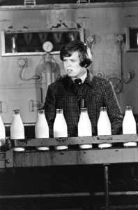 Herman van de beatgroep Hermans Hermits kreeg gouden plaat voor No Milk Today, Bestanddeelnr 919-8898