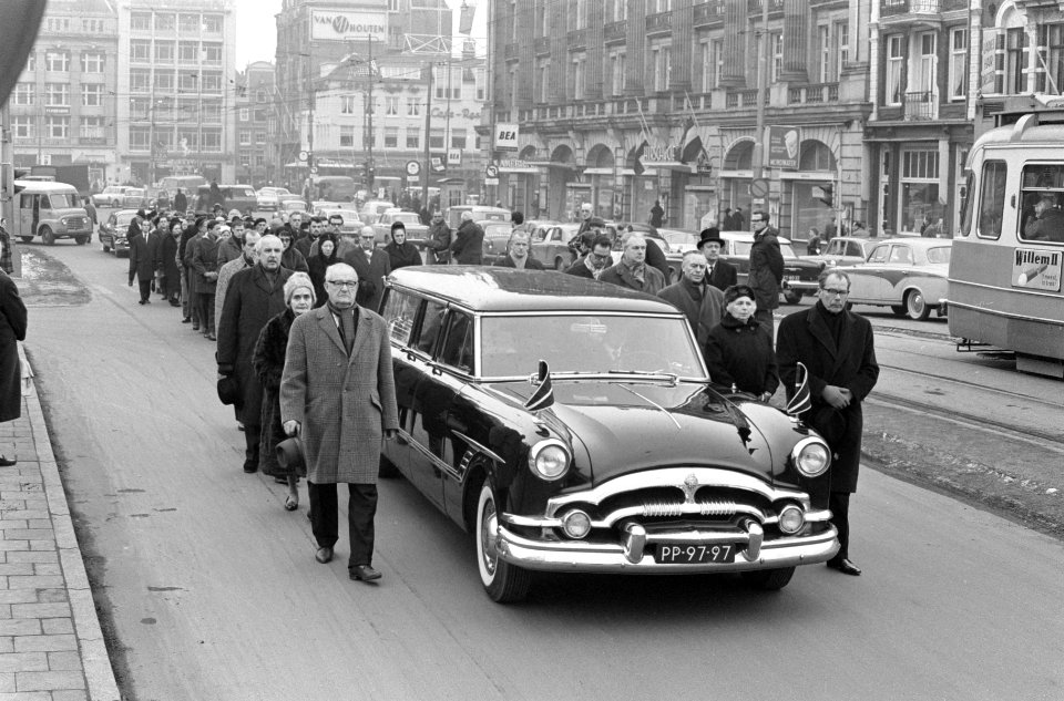 Herman Bouber vanuit Stadsschouwburg naar laatste rustplaats verrokken, slippen , Bestanddeelnr 914-7977