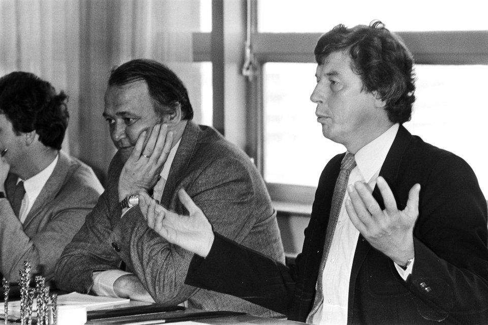 Herman Bode (links) en Wim Kok tijdens de persconferentie, Bestanddeelnr 931-7070