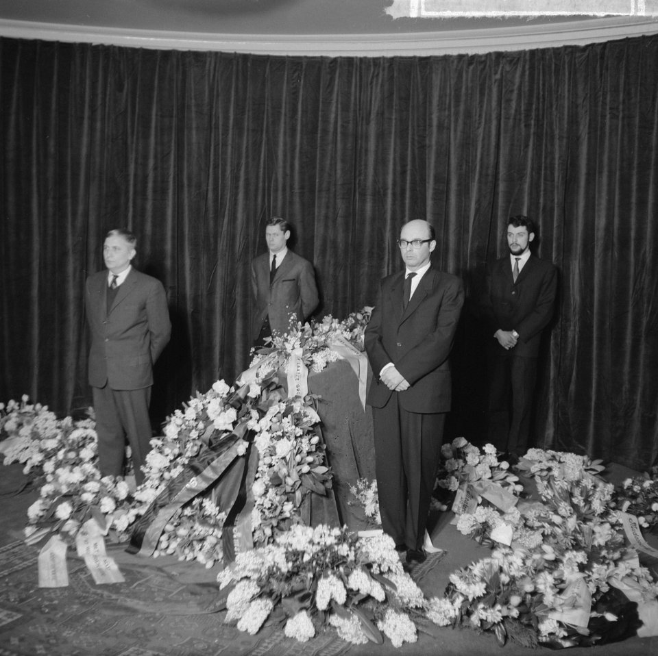 Herman Bouber vanuit Stadsschouwburg naar laatste rustplaats vertrokken, de Chap, Bestanddeelnr 914-7980