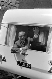 Herman Tholen 70 jaar (16 mei 1967). In zijn caravan, Bestanddeelnr 920-3188