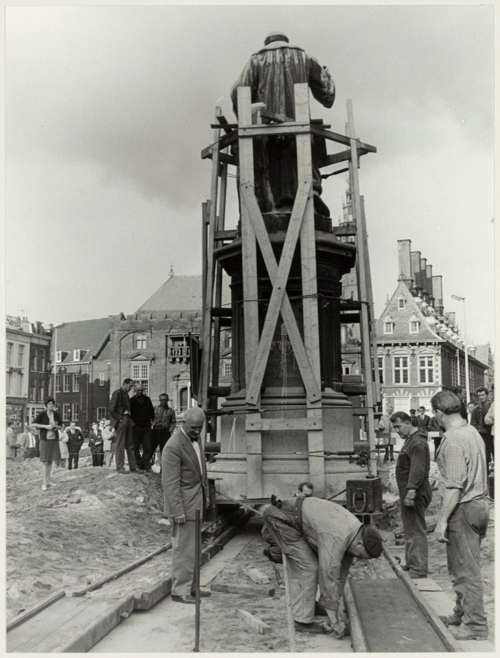 Herinrichting Grote Markt het beeld van Lourens Jansz. Coster wordt verplaatst. NL-HlmNHA 54011791