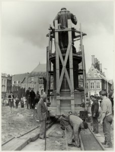 Herinrichting Grote Markt het beeld van Lourens Jansz. Coster wordt verplaatst. NL-HlmNHA 54011791