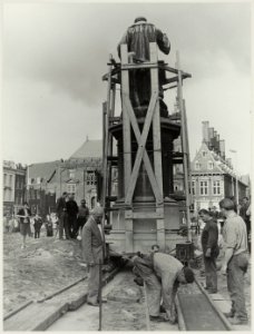 Herinrichting Grote Markt het beeld van Lourens Jansz. Coster wordt verplaatst. NL-HlmNHA 54011791 photo