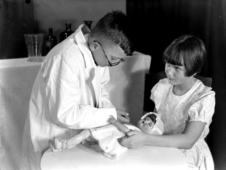 Herman speelt een dokter die de pop van Willy onderzoekt, Bestanddeelnr 189-1150