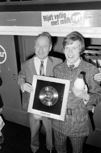 Herman van de beatgroep Hermans Hermits kreeg gouden plaat voor No Milk Today, Bestanddeelnr 919-8899