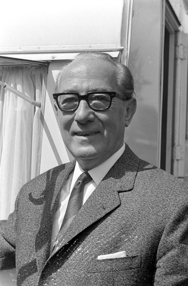 Herman Tholen 70 jaar (16 mei 1967). Bij zijn caravan, Bestanddeelnr 920-3189