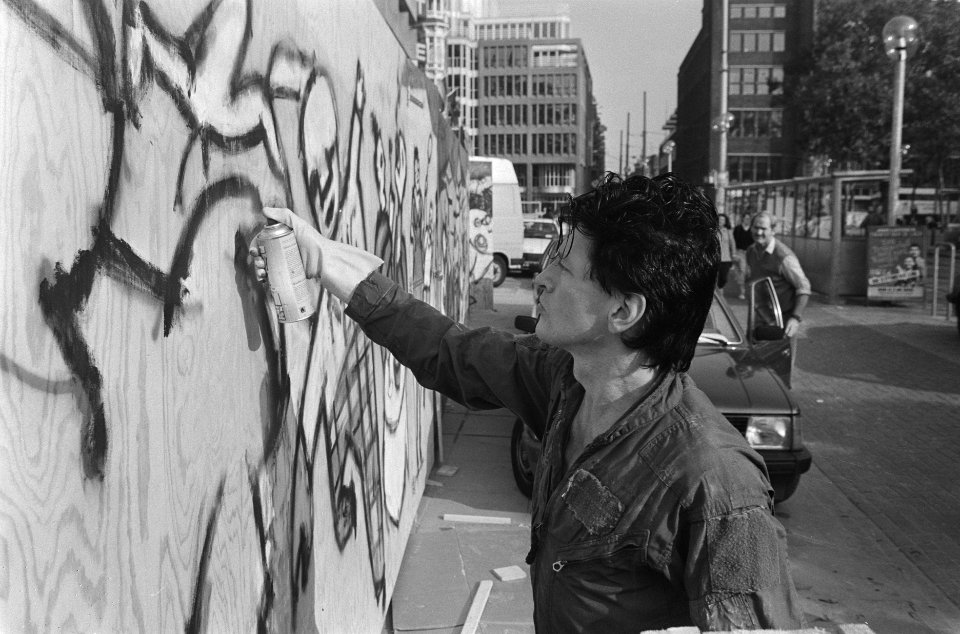 Herman Brood beschildert schutting op Rembrandtsplein, Bestanddeelnr 933-7864