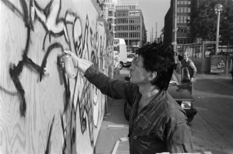 Herman Brood beschildert schutting op Rembrandtsplein, Bestanddeelnr 933-7864