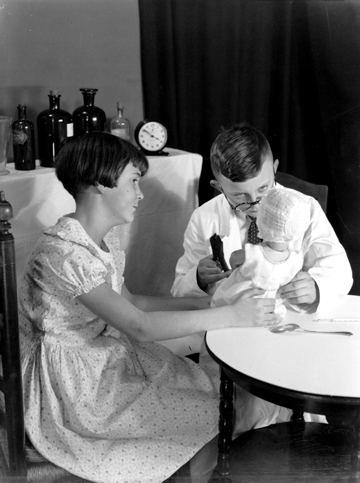 Herman speelt een dokter met een tang in de hand die de pop van Willy onderzoekt, Bestanddeelnr 189-1152