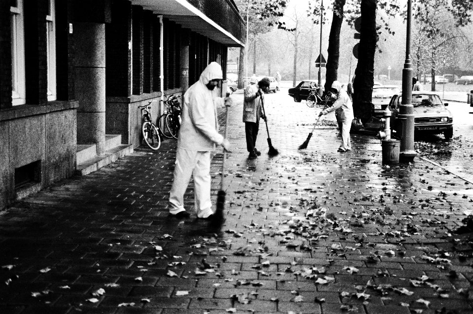 Herfstweer in Amsterdam, straatvegers in de weer met gevallen bladeren, Bestanddeelnr 930-5185