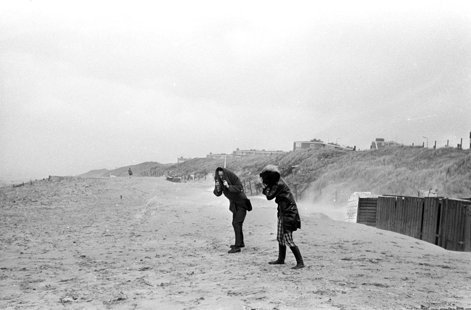 Herfststorm. Mensen op het strand bij windkracht 10, Bestanddeelnr 920-7904