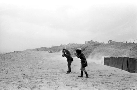 Herfststorm. Mensen op het strand bij windkracht 10, Bestanddeelnr 920-7904