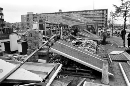 Herfststorm. Noodwinkel De Gruyter op Auguste Allebéplein geheel vernield, Bestanddeelnr 920-7914
