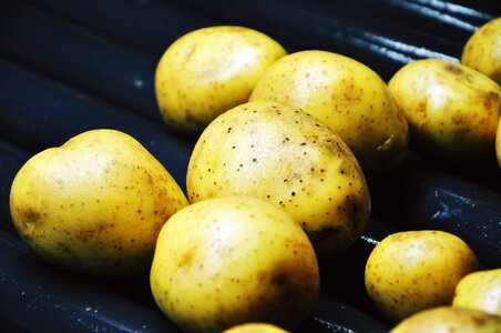 Washing tubers a vegetable