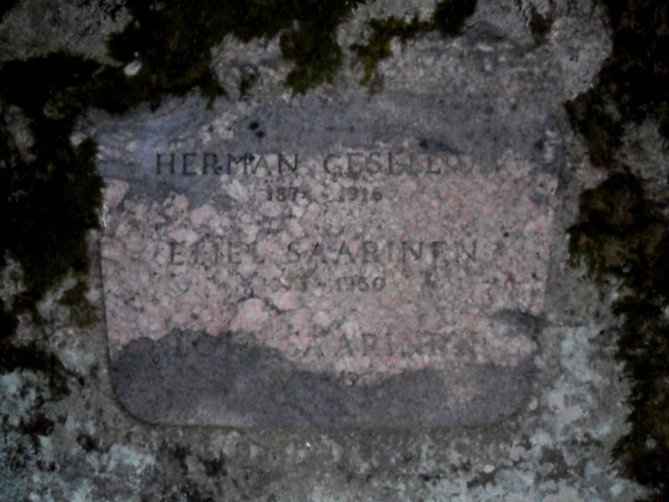 Herman Geselliuksen ja Eliel sekä Loja Saarisen hautakivi