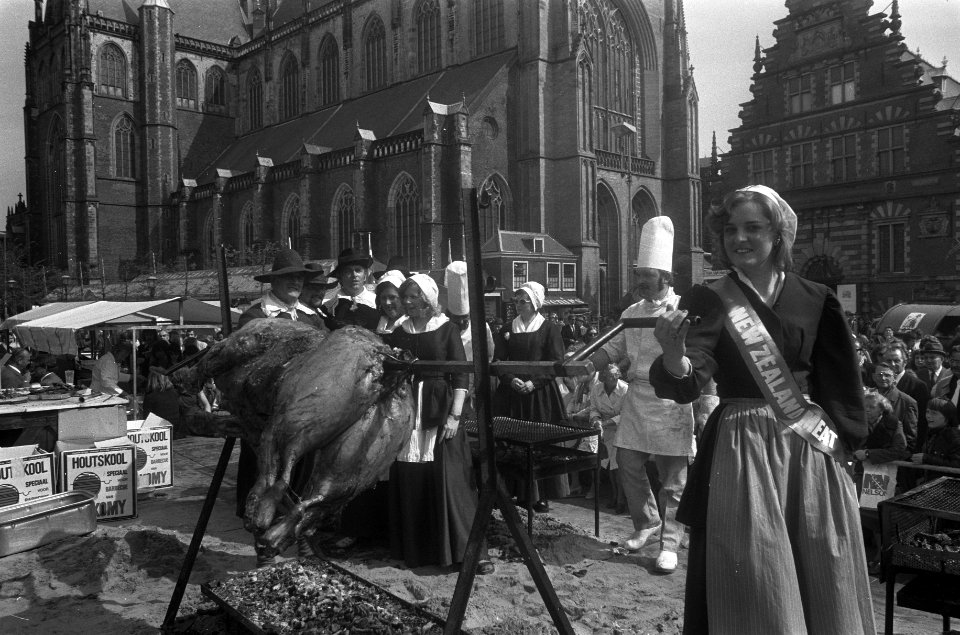 Herdenking beleg van Haarlem 1573, os wordt gebraden op Grote Markt, Bestanddeelnr 926-4181