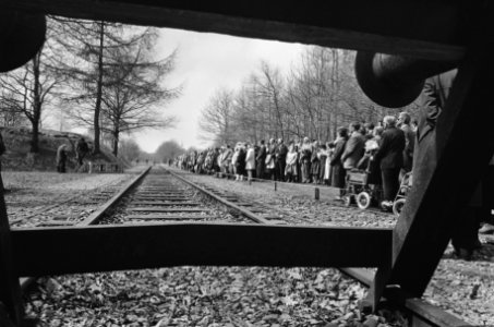 Herdenking bevrijding voormalig kamp Westerbork 40 jaar geleden twee minuten st, Bestanddeelnr 933-3001