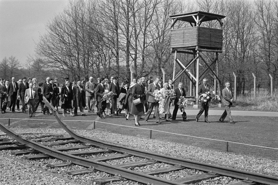 Herdenking bevrijding voormalig kamp Westerbork 40 jaar geleden een stille toch, Bestanddeelnr 933-2998