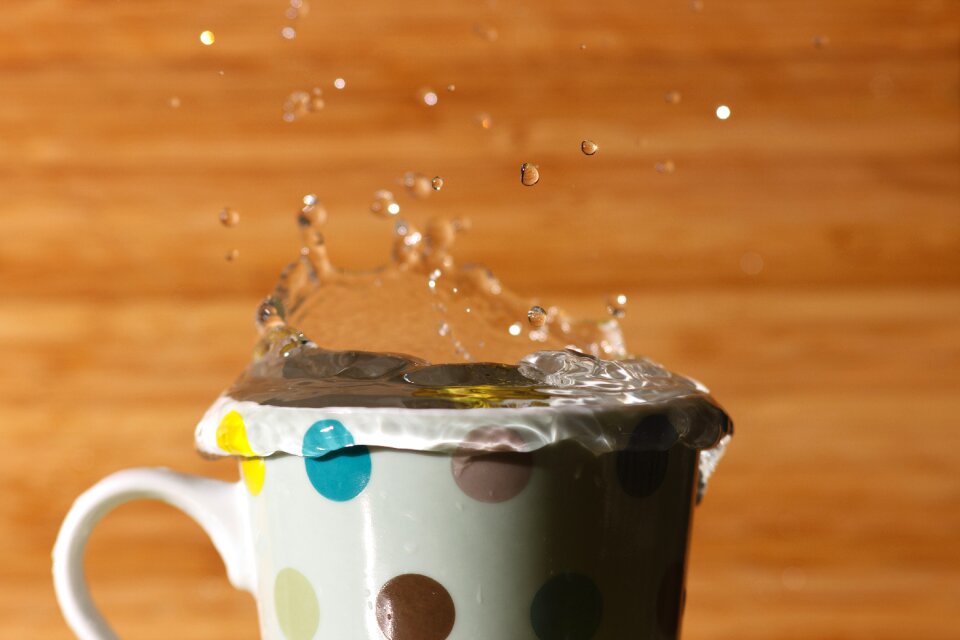 Table splash orange water