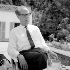 Hermann Kreiselmeier op een terras, Bestanddeelnr 254-4937