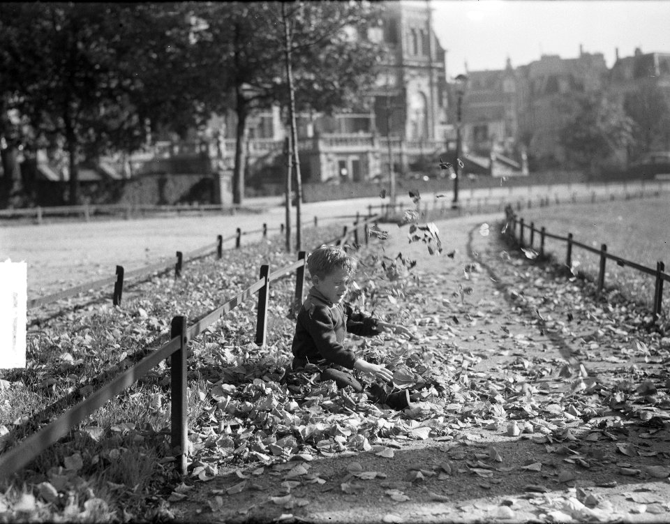 Herfst Kindje met bladeren in Vondepark, Bestanddeelnr 904-2326