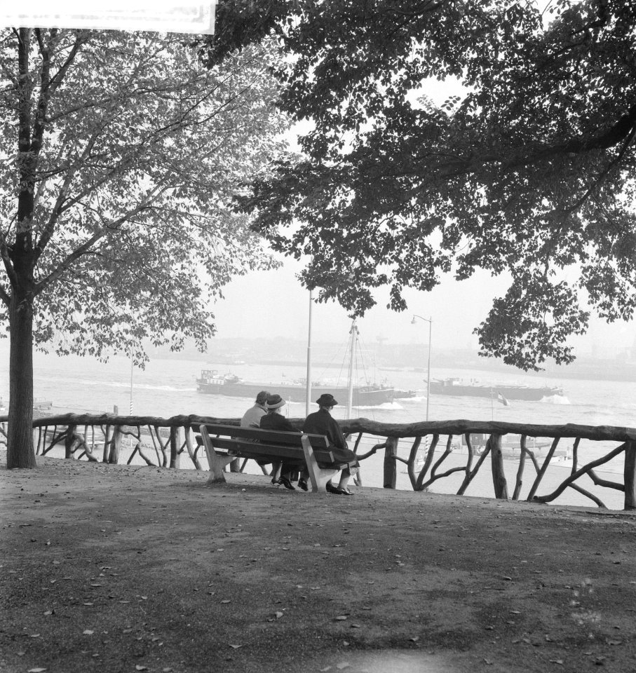 Herfst in Rotterdam. Ouden van dagen wandelen, Bestanddeelnr 913-0118