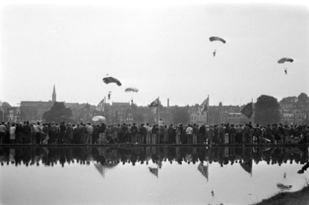 Herdenking 40e verjaardag Slag om Arnhem paras worden gedropt boven Arnhem ( t, Bestanddeelnr 933-0719