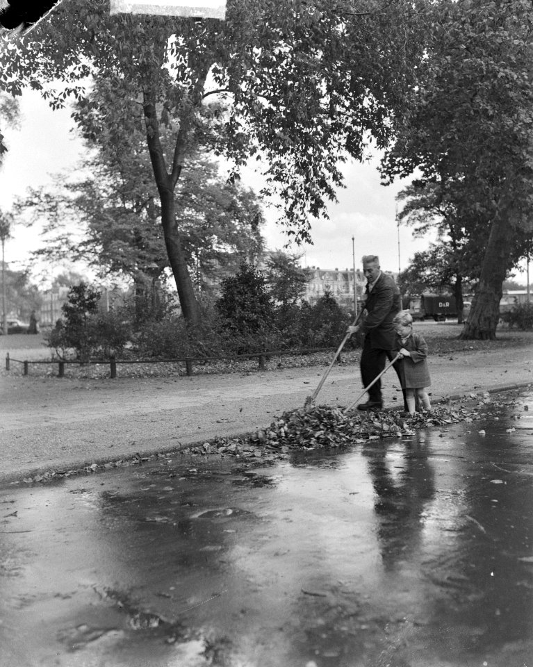 Herfst op Frederiksplein (jongetje Van de Laan ), Bestanddeelnr 903-6590