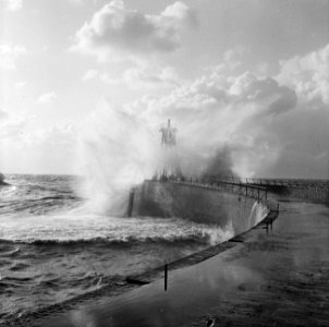 Herfst in ons land, najaarsstorm bij pier te IJmuiden, Bestanddeelnr 917-0556