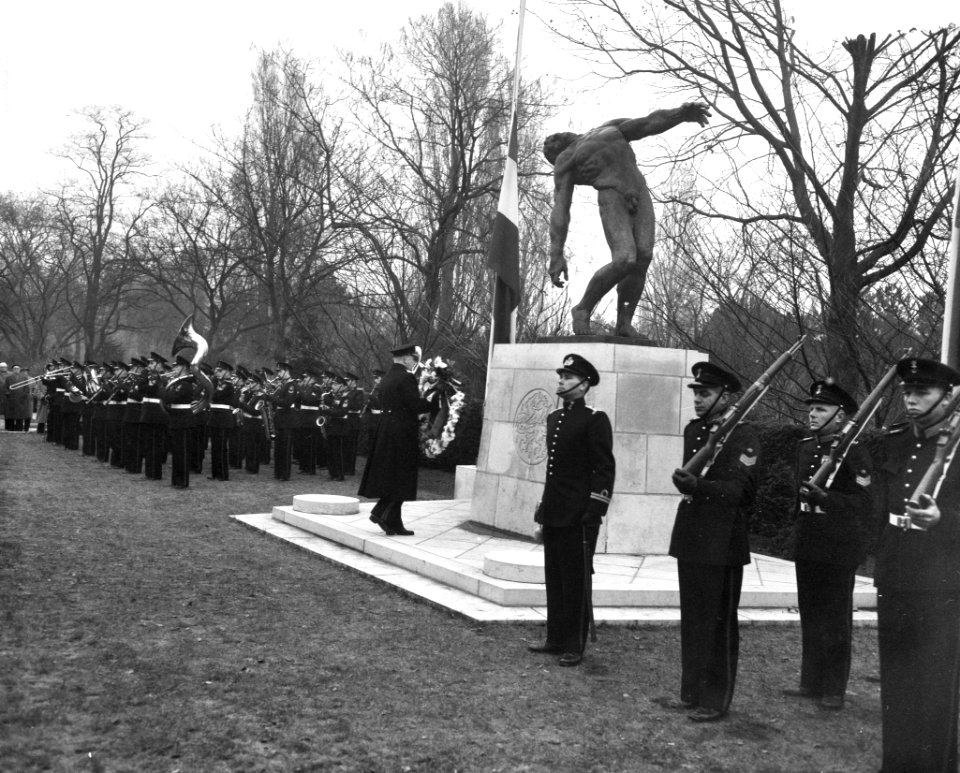 Herdenking 294-jarig bestaan Korps Mariniers te Rotterdam op het ereveld Crooswi, Bestanddeelnr 910-8732