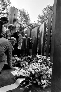Herdenking 36-jarige bevrijding van gevangenen vernietigingskamp Ravensbruck, Amsterdamse Museumplein, Bestanddeelnr 931-4480