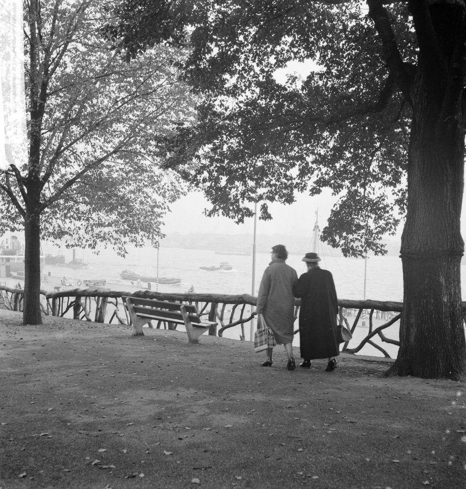 Herfst in Rotterdam. Ouden van dagen wandelen, Bestanddeelnr 913-0121