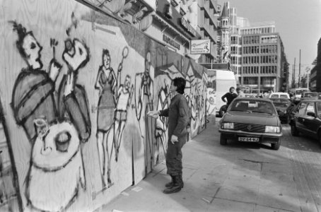 Herman Brood beschildert schutting op Rembrandtsplein, Bestanddeelnr 933-7863